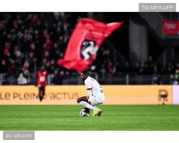 特写:在绝杀进球后,雷恩中场圣马里亚望向记分牌如释重负的神情